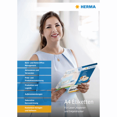 Frau die den Blätterkatalog in der Hand hält 