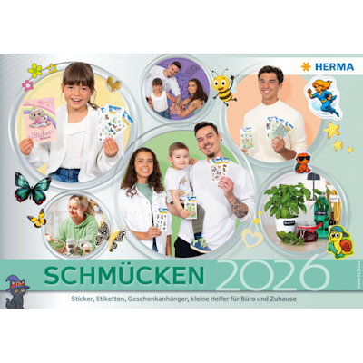Katalogcover für 2026 mit verschiedenen Personen, die Aufkleber und Etiketten präsentieren, umgeben von bunten Illustrationen und Pflanzen.