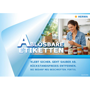 Titelbild für das Werbemittel "ablösbare Etiketten". Darauf zu sehen ist eine Frau, die Etiketten auf einem Teller ablöst. Die Frau befindet sich in der Küche und vor ihr stehen beschriftete Vorratsgläser, auf denen die ablösbaren Etiketten zu sehen sind.
