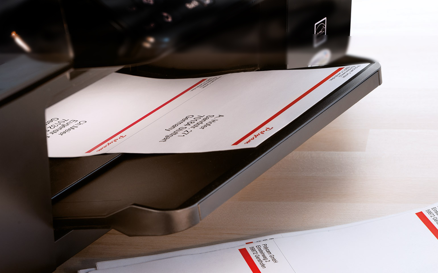 Drucker mit bedrucktem Adressetikett