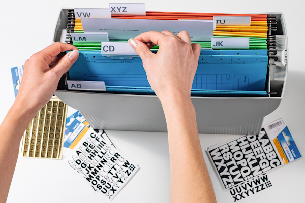 Register beklebt mit Buchstaben Etiketten