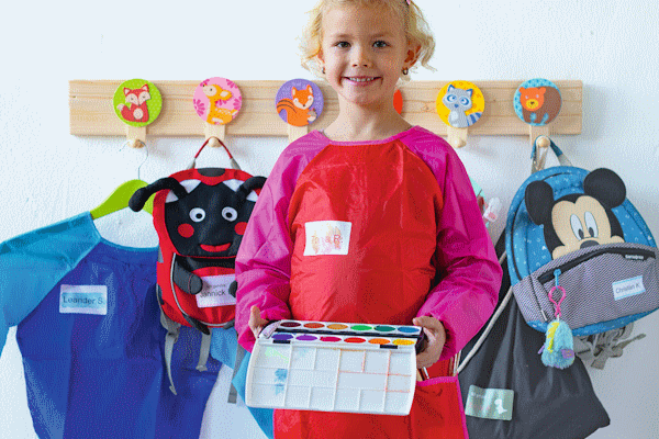Kindersachen und Kind mit Namensetiketten