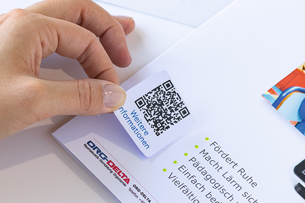Quadratisches QR-Code Etikett das auf Dokument geklebt wird