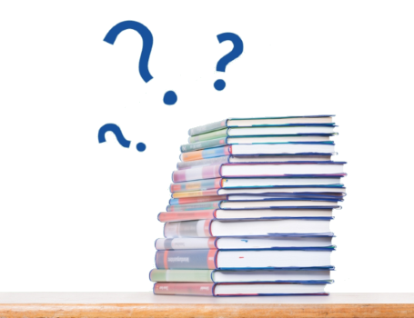 Bücherstapel auf Schreibtisch