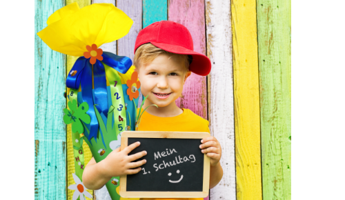 Kind mit einer Schultüte in der Hand 