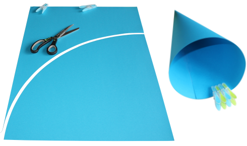 blaue Pappe und Schere 