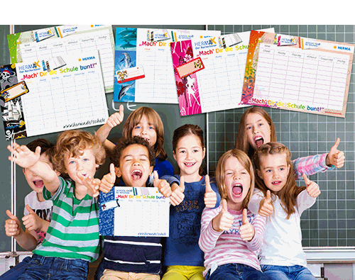 Eine Gruppe von Kindern zeigt Daumen hoch vor einer Tafel, mit bunten HERMA Schulplänen im Hintergrund. 
