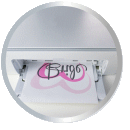 Ein Drucker gibt ein Blatt mit dem Wort "Bug" in geschwungener Schrift und einem pinken Herzmotiv aus.
