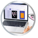 Ein Laptop zeigt ein Herzdesign auf dem Bildschirm, während eine Hand eine Maus benutzt.
