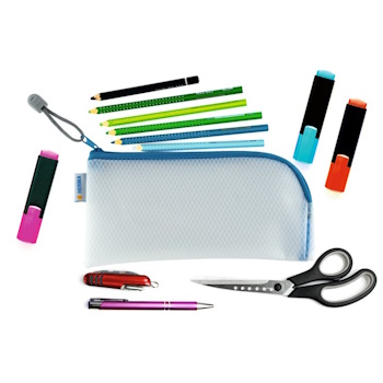 HERMA Universaltaschen Etui mit blauem Reißverschluss mit Buntstiften, Textmarkern, einer Schere und einem Kugelschreiber.
