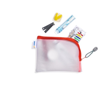 HERMA Universaltasche mit rotem Reißverschluss, gefüllt mit verschiedenen Utensilien zum Nähen und Basteln
