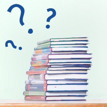 Bücherstapel auf Schreibtisch