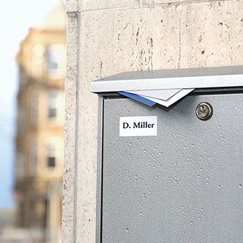 Beschriftetes wetterfestes Folienetikett auf Briefkasten