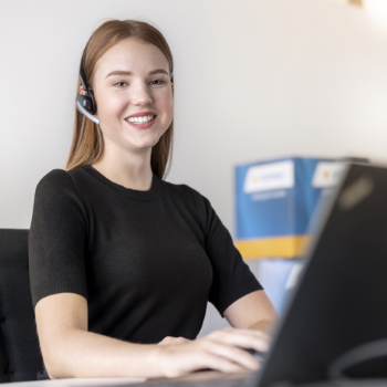 HERMA Mitarbeiterin beim Telefonieren