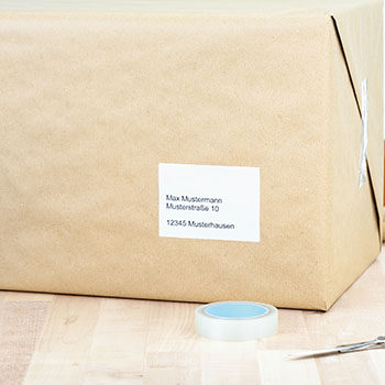 Anwendungsbild bedrucktes Adressetikett auf Paket