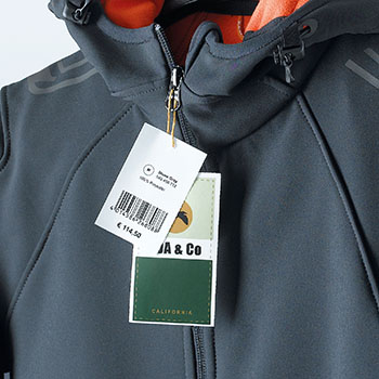 Anwendungsbild Preisetikett zur Warenauszeichnung an Regenjacke