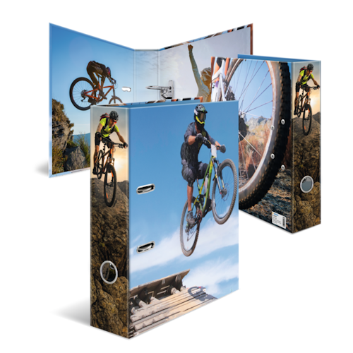 Ein Motivordner mit Bildern von Mountainbikern, die über Felsen springen, und einem großen Fahrradreifen auf der Vorderseite von HERMA mit Artikelnummer 20107.