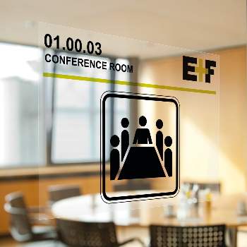 Transparente selbstklebendes Schild auf Konferenzraumtür
