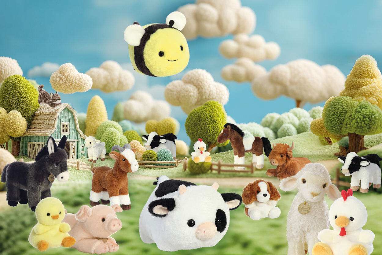Plüschtiere verschiedener Tiere, darunter Kühe, Pferde, Enten und ein Bienenmotiv, in einer ländlichen Umgebung mit einem Bauernhof im Hintergrund.