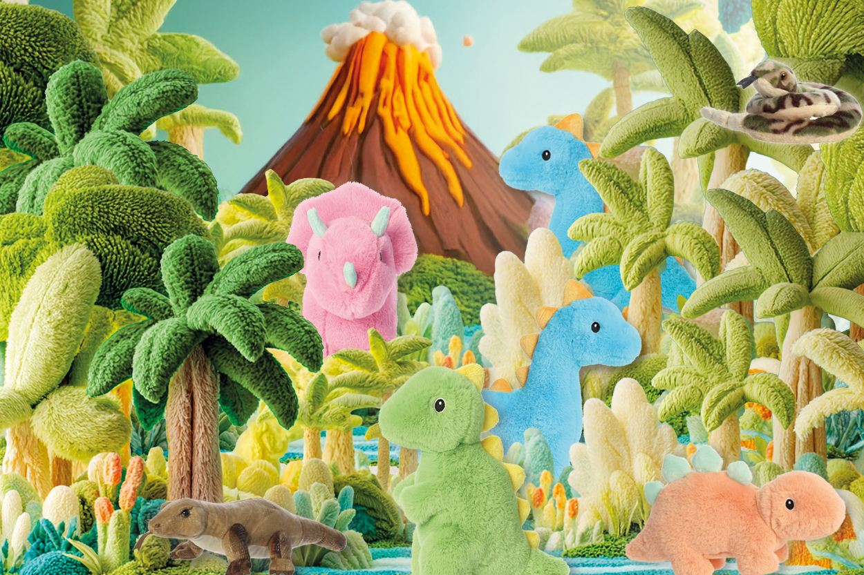 Bunte Plüschdinosaurier stehen zwischen grünen Palmen und einem Vulkan in einer fantasievollen Landschaft.