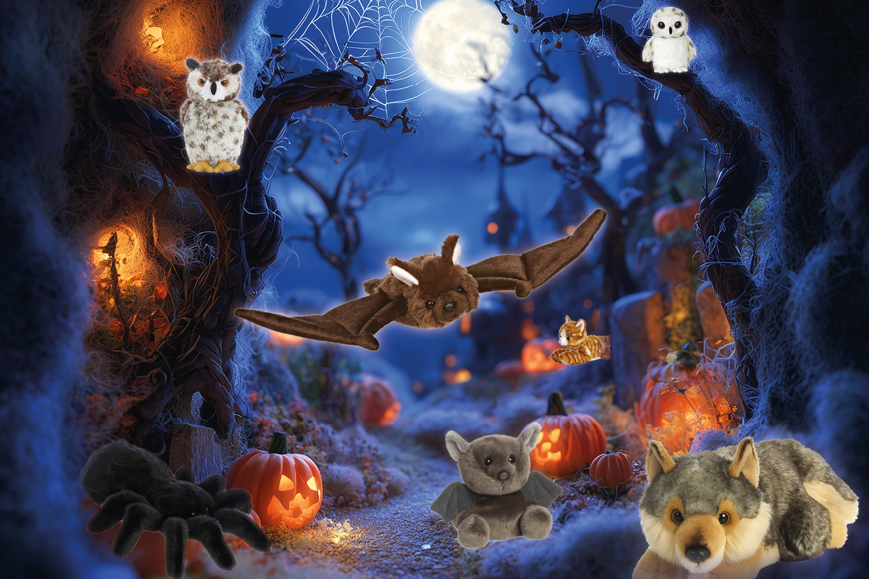 Plüschtiere von Eule, Fledermaus, Spinne und Wolf umgeben von Kürbissen in einer herbstlichen, gruseligen Szenerie.
