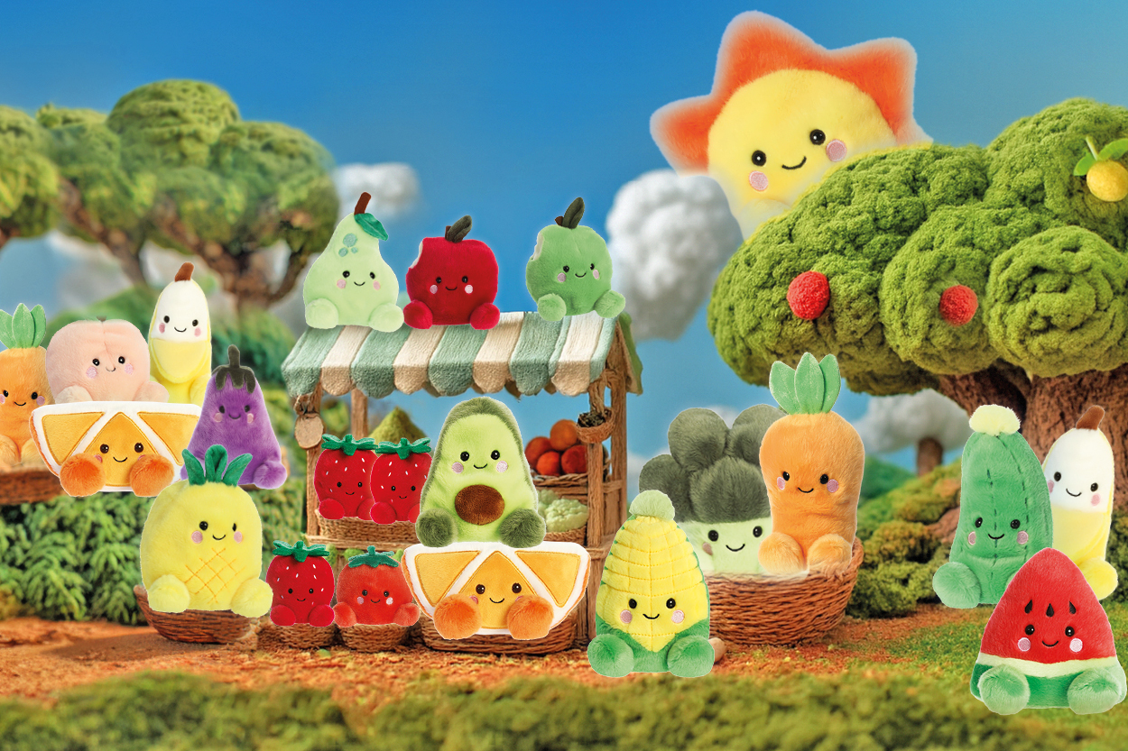 Bunte, plüschige Obst- und Gemüsefiguren stehen an einem Verkaufsstand in einer lebhaften, grünen Landschaft mit einem lächelnden Sonnenmotiv im Hintergrund.