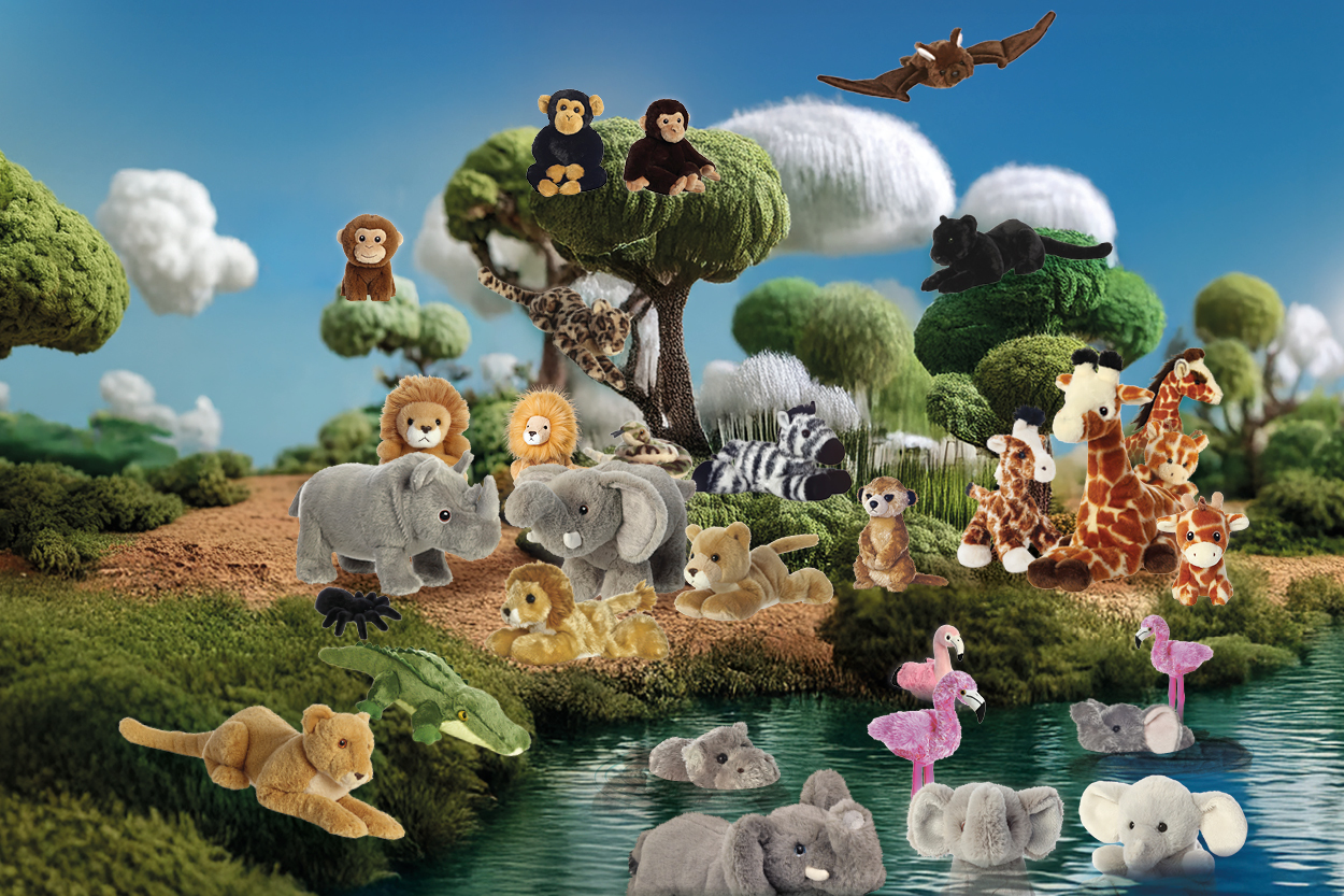 Eine Vielzahl von Plüschtieren, darunter Elefanten, Löwen, Giraffen und Affen, versammelt sich um einen Teich in einer grünen Landschaft.