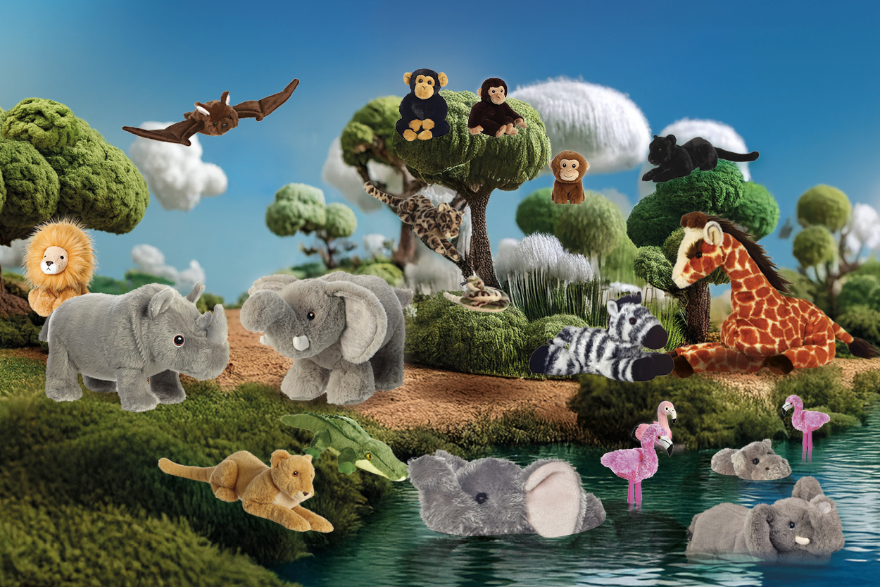 Plüschtiere verschiedener Tiere, darunter Elefanten, Löwen, Giraffen und Affen, umgeben von einer grünen Landschaft und Wasser.