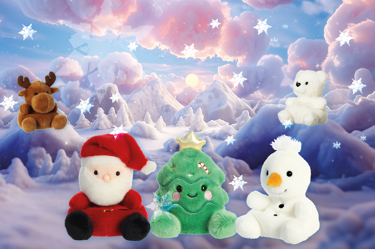 Plüschfiguren von einem Weihnachtsmann, einem Weihnachtsbaum, einem Schneemann, einem Rentier und einem Bären vor einer winterlichen Landschaft.