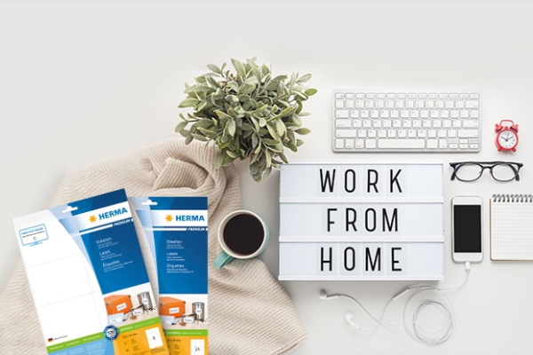 Arbeitsplatz mit 10 Blatt Packungen von HERMA