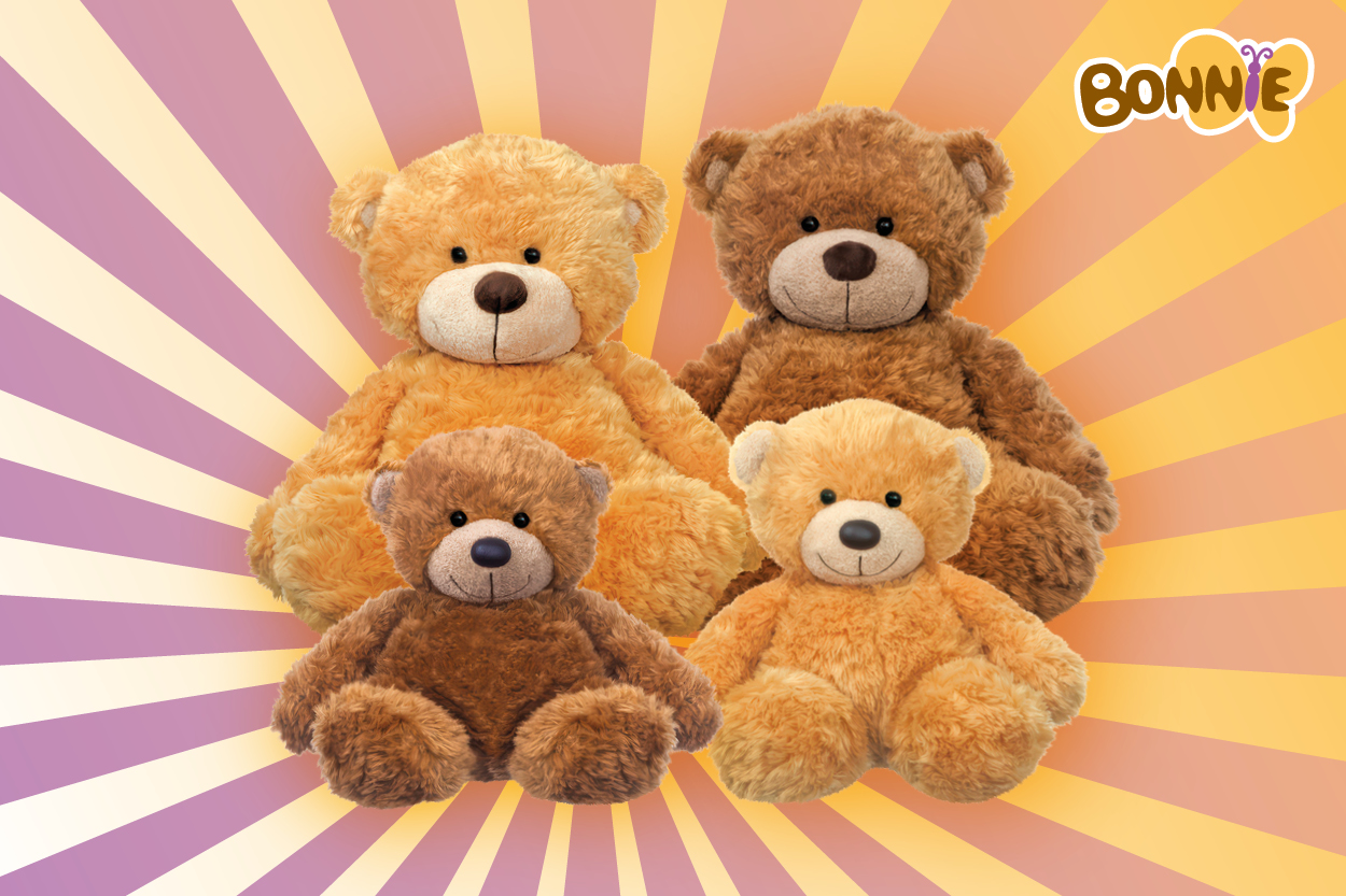 Vier Plüschbären in verschiedenen Größen, zwei in Gelb- und zwei in Braun-Tönen, vor einem farbigen Hintergrund.