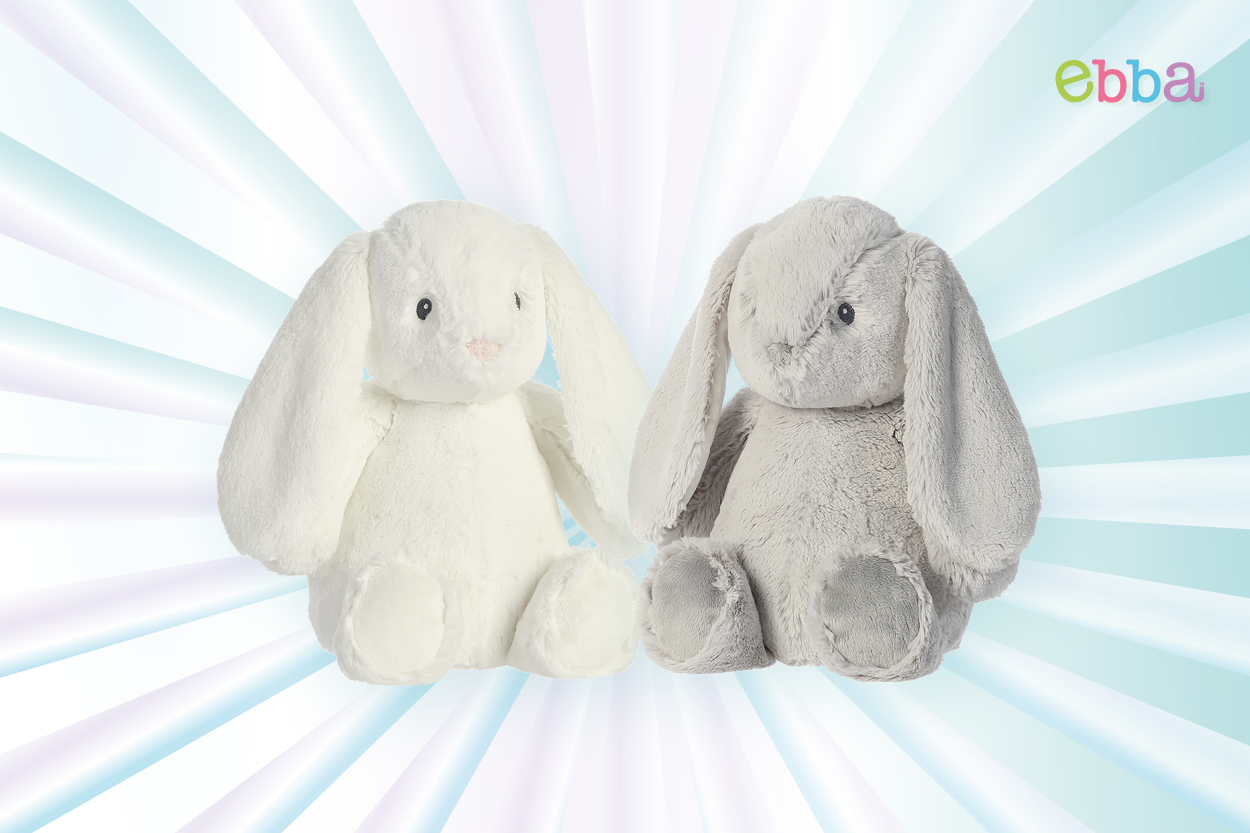 Zwei Plüschhasen in Weiß und Grau mit langen Ohren und runden Körpern, vor einem hellen, strahlenden Hintergrund.