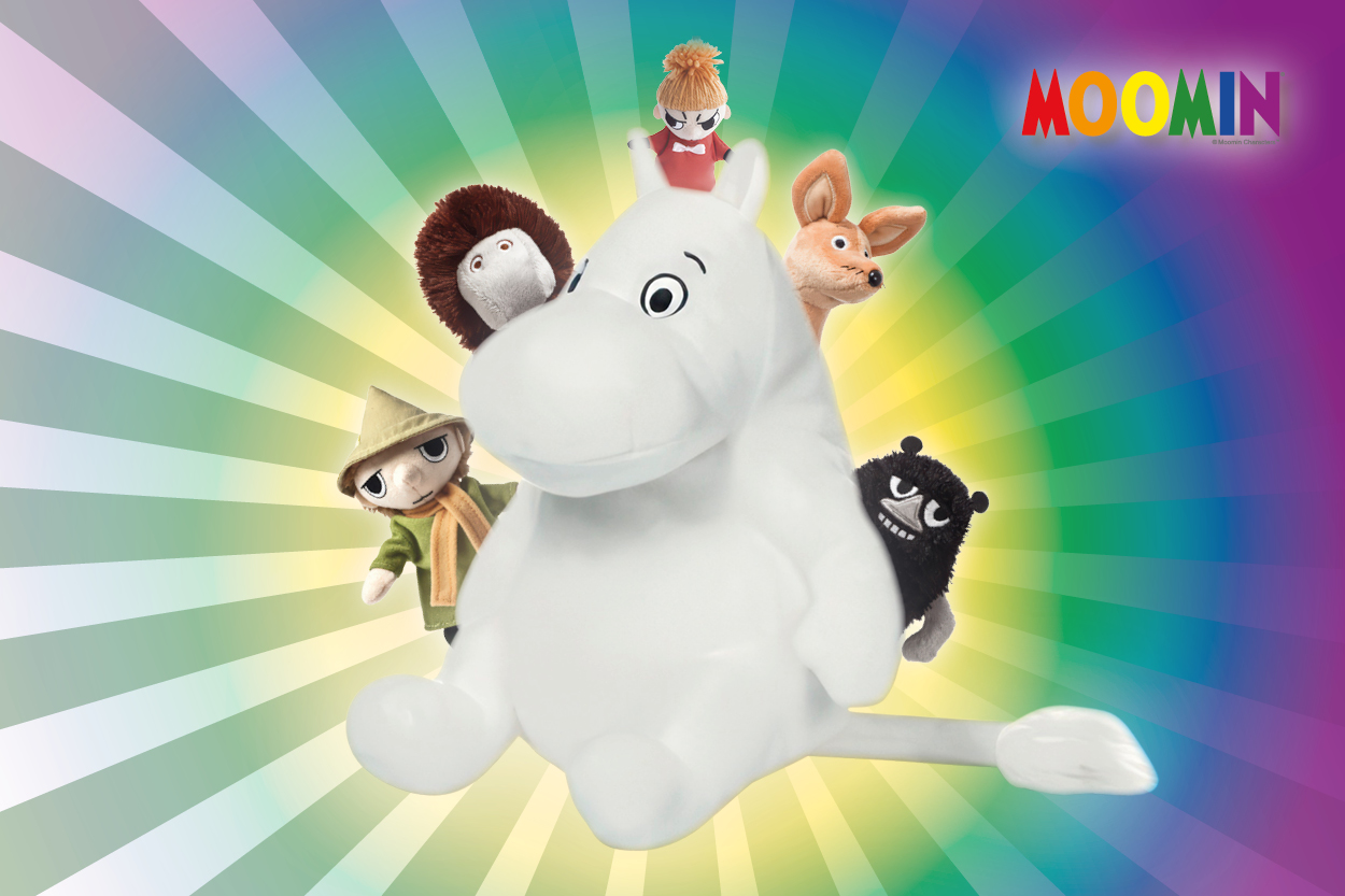 Mumin-Tierfigur umgeben von mehreren anderen Charakteren aus der Mumin-Welt, vor einem bunten, strahlenden Hintergrund.