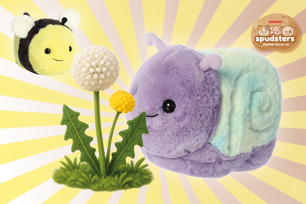 Schnecke und Biene als Kuscheltier mit einer Blume