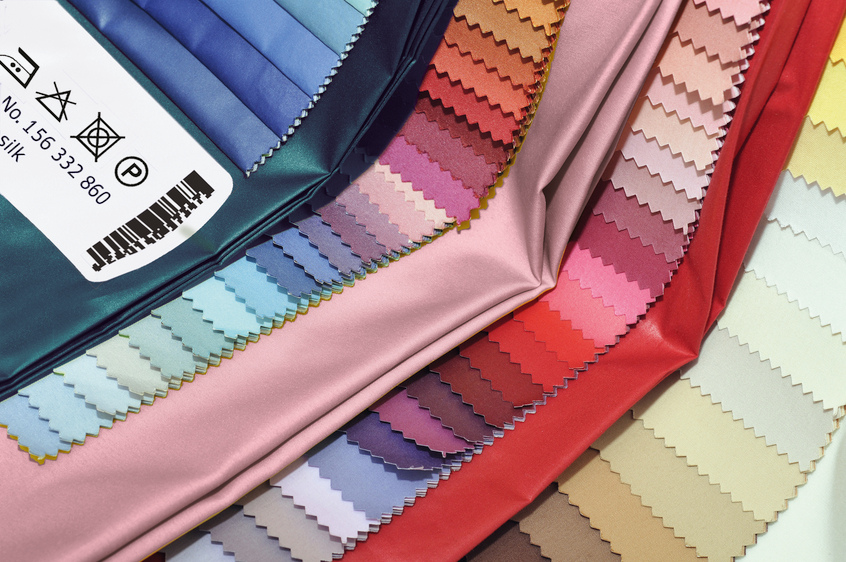 Anwendung der Textiletiketten auf Stoffmuster