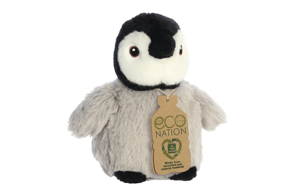 Plüsch-Pinguin mit einem braunen Etikett, das "ECO NATION" zeigt. Hergestellt aus nachhaltigen Materialien.