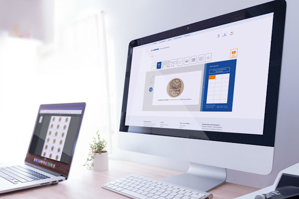 Bildschirm mit Etikettengestaltungssoftware auf Schreibtisch