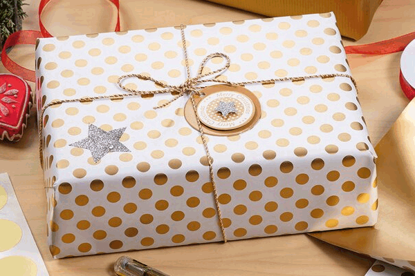 Geschenk mit weihnachtlichem Geschenkanhänger