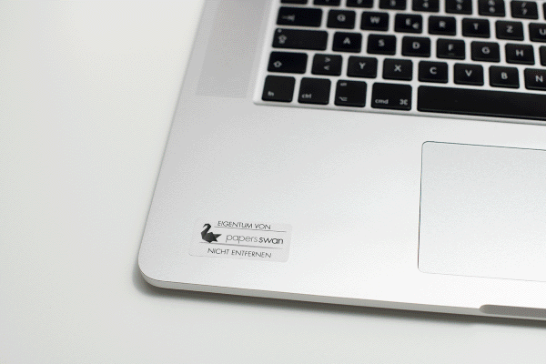 Laptop mit Typenschild Etikett