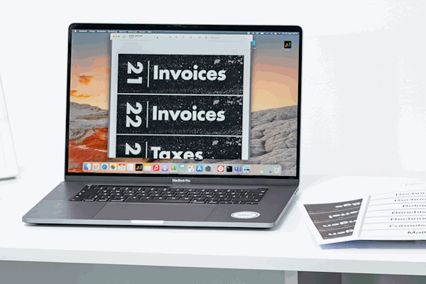 Ausgeklapptes Notebook mit gestalteten Ordneretiketten