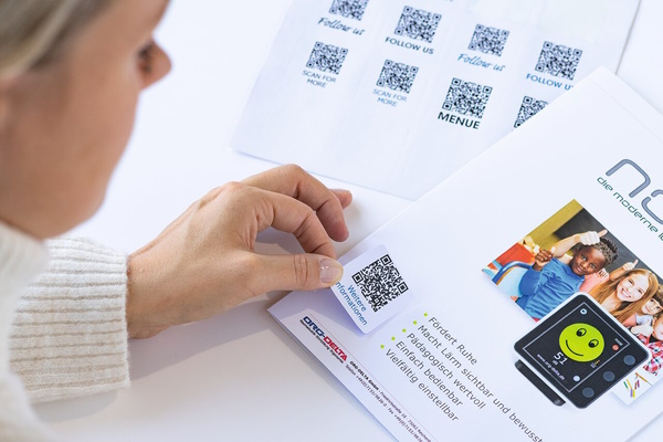 Anwendung QR-Code Etiketten auf Infobroschüre