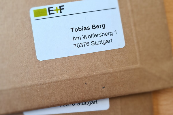 Naturbrauner Briefumschlag mit bedrucktem Etikett aus Recyclingmaterial