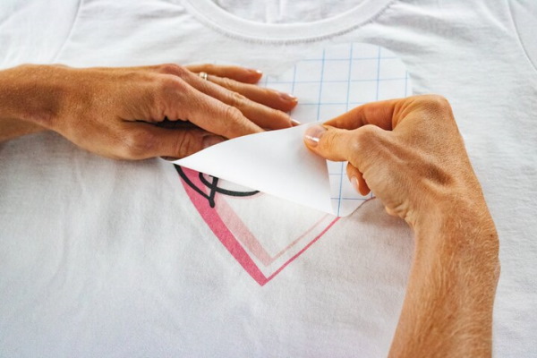 Bedruckte T-Shirt Folie wird auf T-Shirt aufgebracht