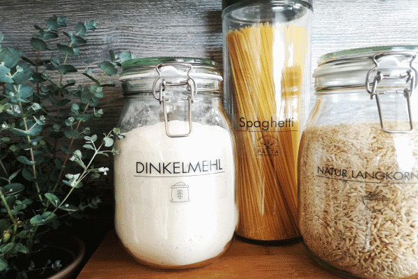 Beschriftete Vorratsgläser