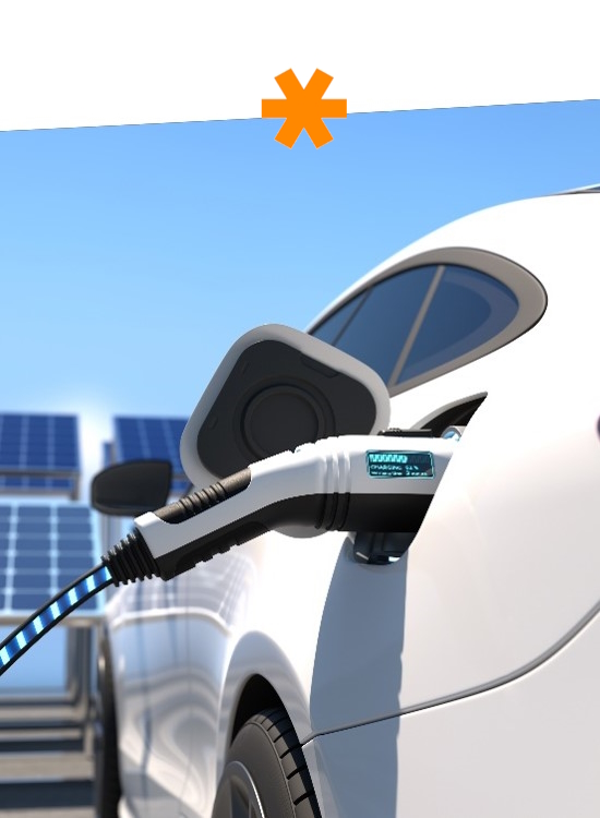 Ein Elektroauto wird an einer Ladestation aufgeladen, während Solarpanels im Hintergrund sichtbar sind.