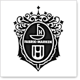 Wappen mit einem stilisierten Segelboot und den Worten "FABRIK MARKEN" in einem dekorativen Rahmen.