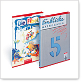 Zwei Schulbücher stehen nebeneinander: "Die Fibel" mit buntem Cover und "Einblicke Mathematik" mit grauem Cover und der Zahl 5.