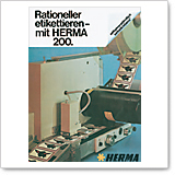 Rationeller Etikettierprozess mit der HERMA 200 Maschine, die Etiketten auf Rollen verarbeitet.