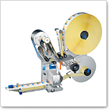 Eine Etikettiermaschine mit zwei Rollen, die Etiketten auf eine Oberfläche aufbringt. Sie zeigt eine präzise Mechanik und eine benutzerfreundliche Konstruktion.