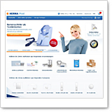 Eine Frau zeigt auf ein Produkt auf einer Webseite, die verschiedene Artikel und Dienstleistungen anbietet.